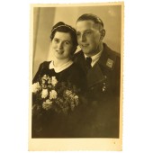 Fotografía de un soldado de la Luftwaffe con abrigo y su esposa